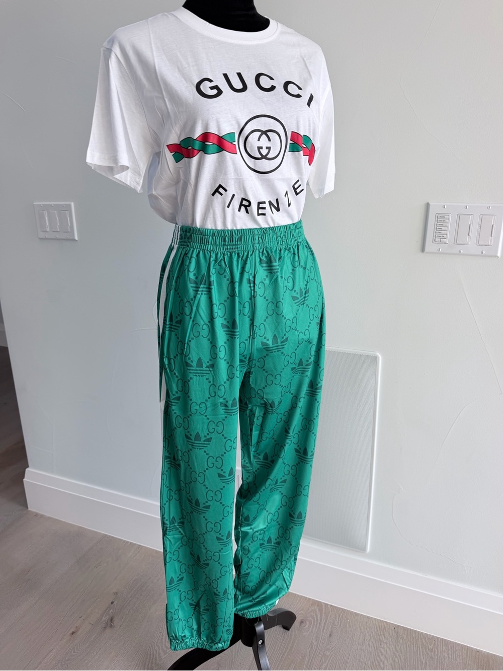 Green Logo-Print Track Pants and a Matching Tshirt Set size S - Picture 14 of 16